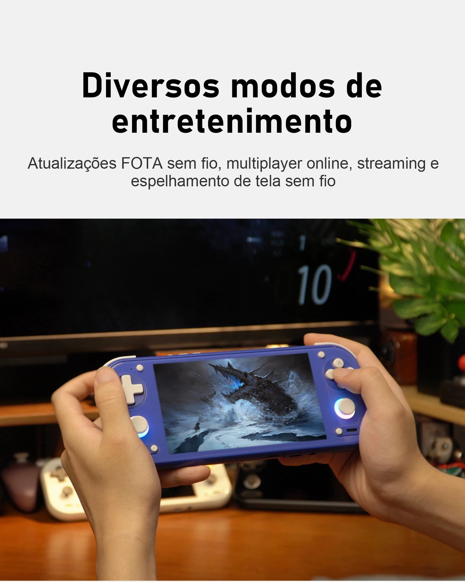 Duas mãos segurando console portátil azul com tela de jogo, TV e planta ao fundo