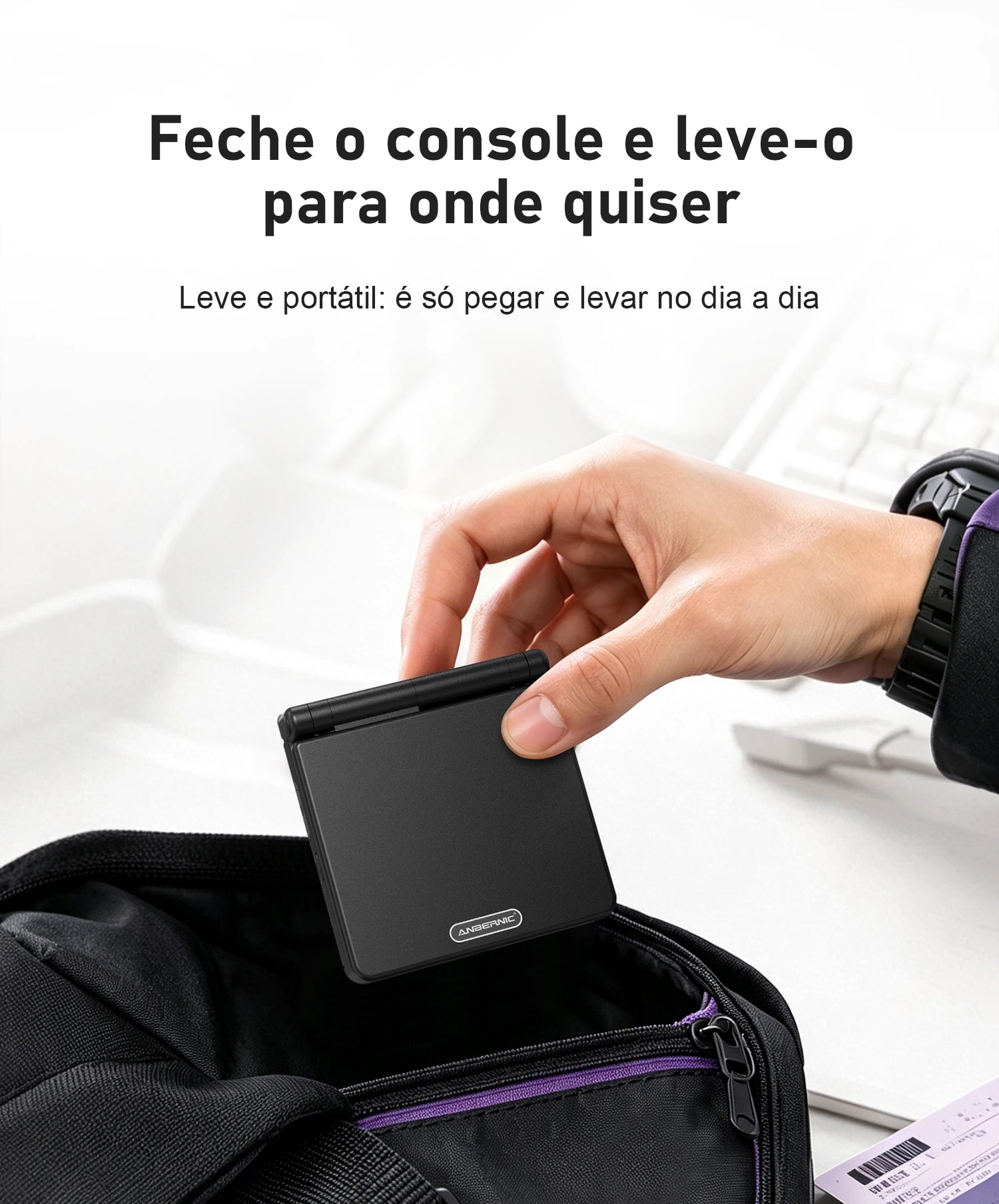 Console portátil dobrável preto ANBERNIC sendo colocado em uma mochila aberta